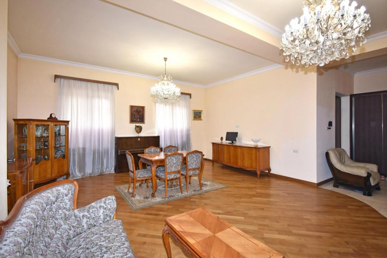 Homestay At City Center Yerevan Luaran gambar